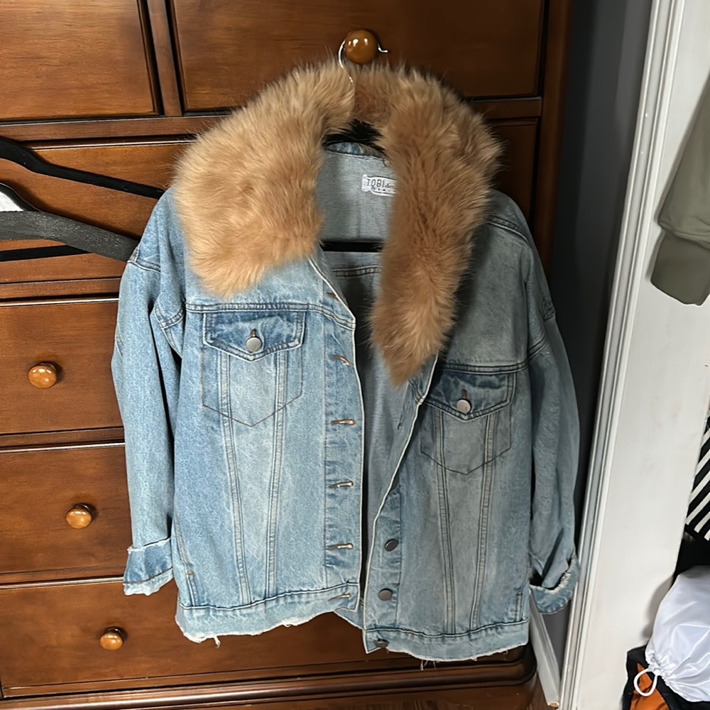 Women’s oversized denim jacket with faux fur